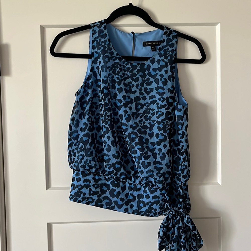 Banana republic sleeveless animal print blue blouse